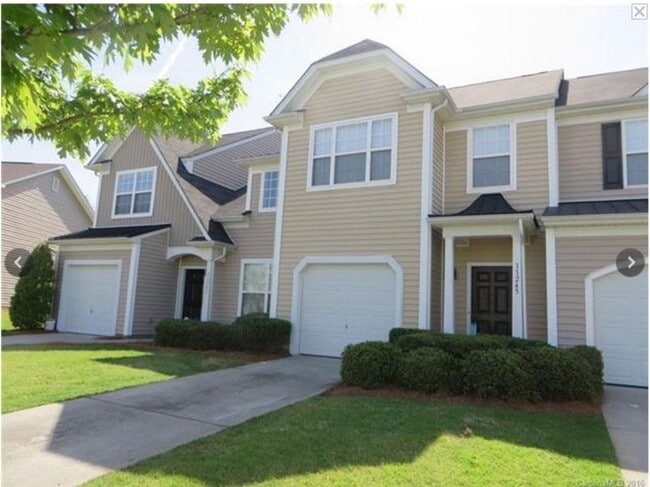 Location, Location, Location! 3 Bedroom 2.... - Location, Location, Location! 3 Bedroom 2.... Townhome