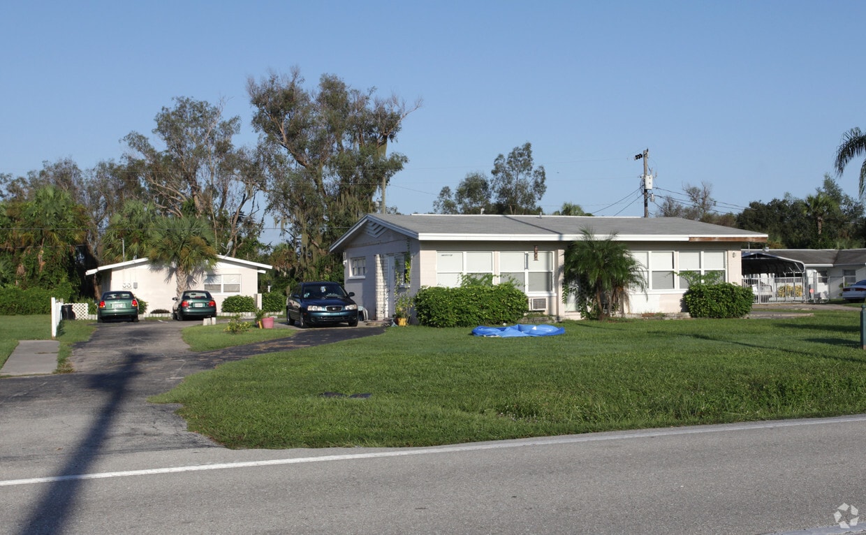 Building Photo - Golfside
