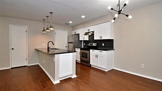 Foto del edificio - 4411 Whispering Valley Dr