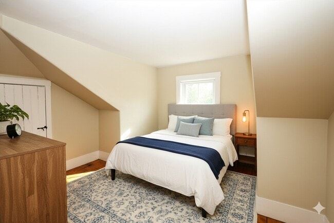 Building Photo - 354 Pond St