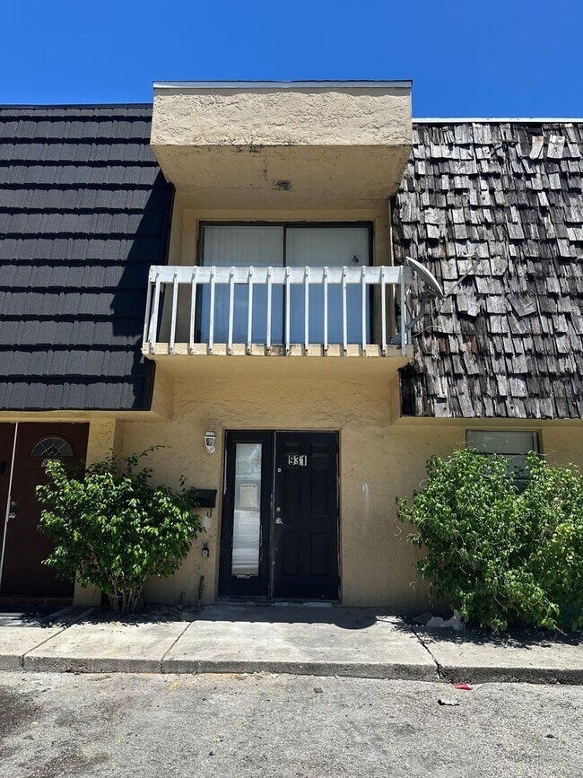 Building Photo - 931 SW 20th Ct
