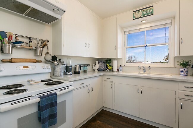 Building Photo - 6012 Paseo Delicias, Unit 8