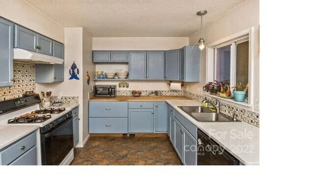 Foto del edificio - 9 Fieldcrest Dr