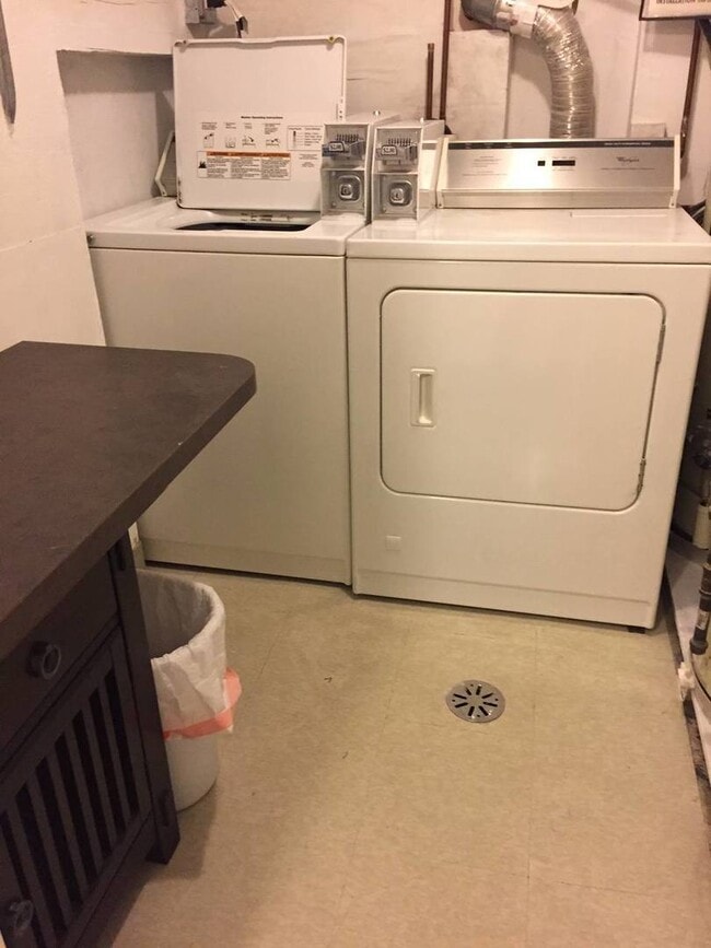 Building Photo - 2212 W Iowa St