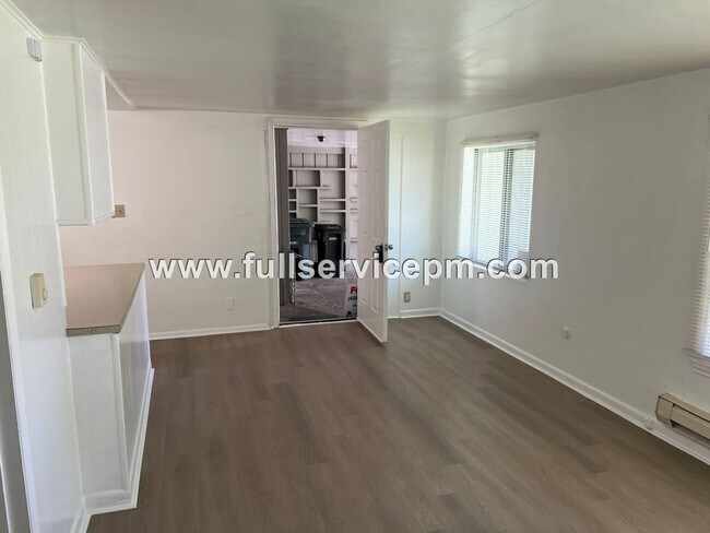 Foto del edificio - 9101 Corbin Dr
