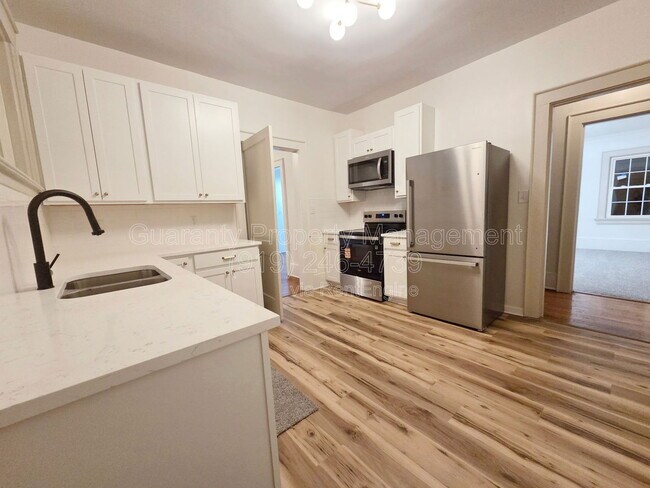 Foto del edificio - 907 Hines St W