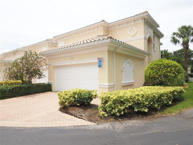 Foto del edificio - 408 Triano Cir