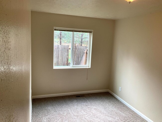 Building Photo - 4 Bedroom 2 Bathroom Home Near Thurston