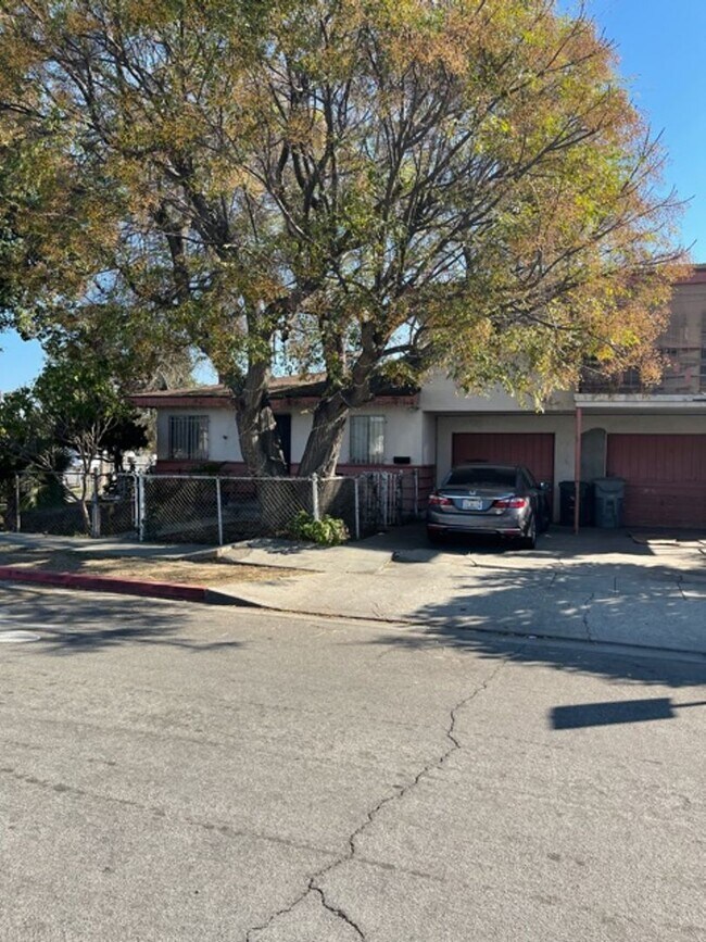 Building Photo - 10934-10936 Pope Avenue