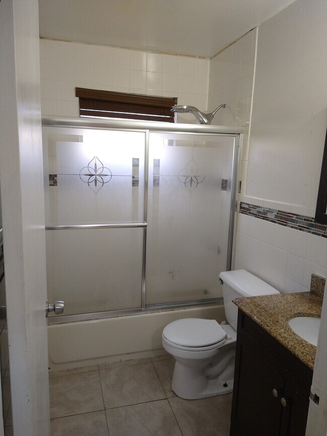 Baño - 335 NW 50th St