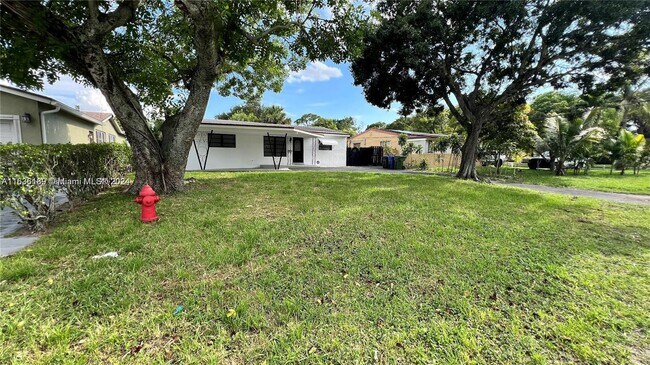 Foto del edificio - 2748 SW 8th St