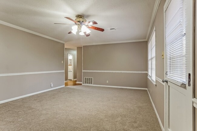 Building Photo - 924 Green Forest Dr