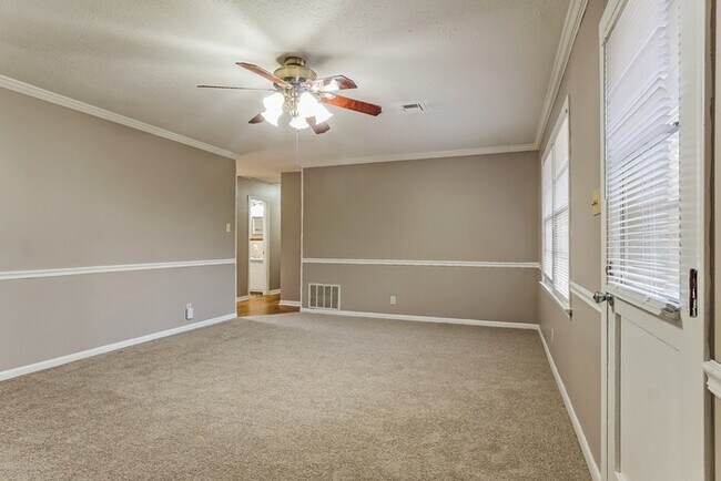 Foto del edificio - 924 Green Forest Dr