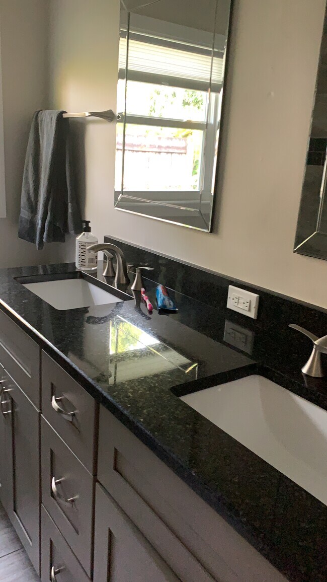 Foto del edificio - 5330 Bayshore Ave