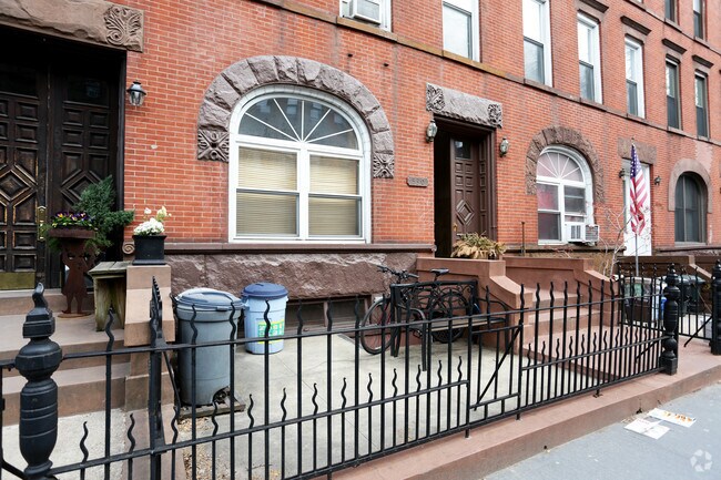 Building Photo - 530 Henry St