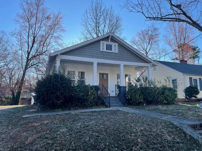 Building Photo - Cozy 2 Bed 1 Bath Located Near UNCG