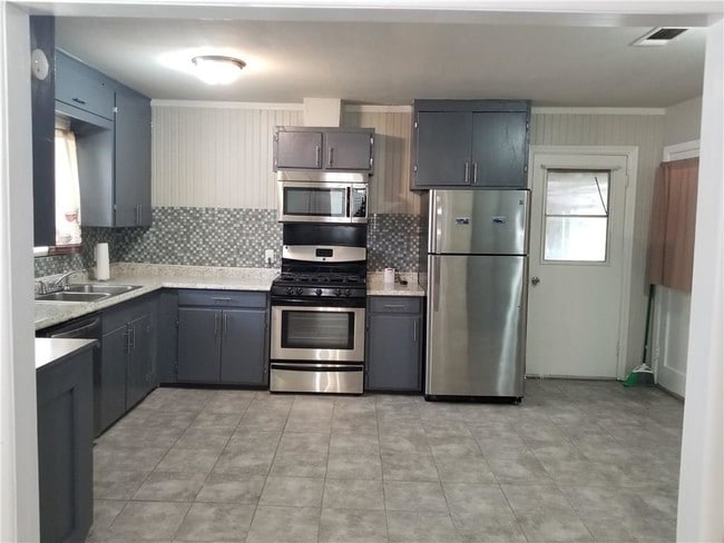 Building Photo - 2104 Hillburn Dr
