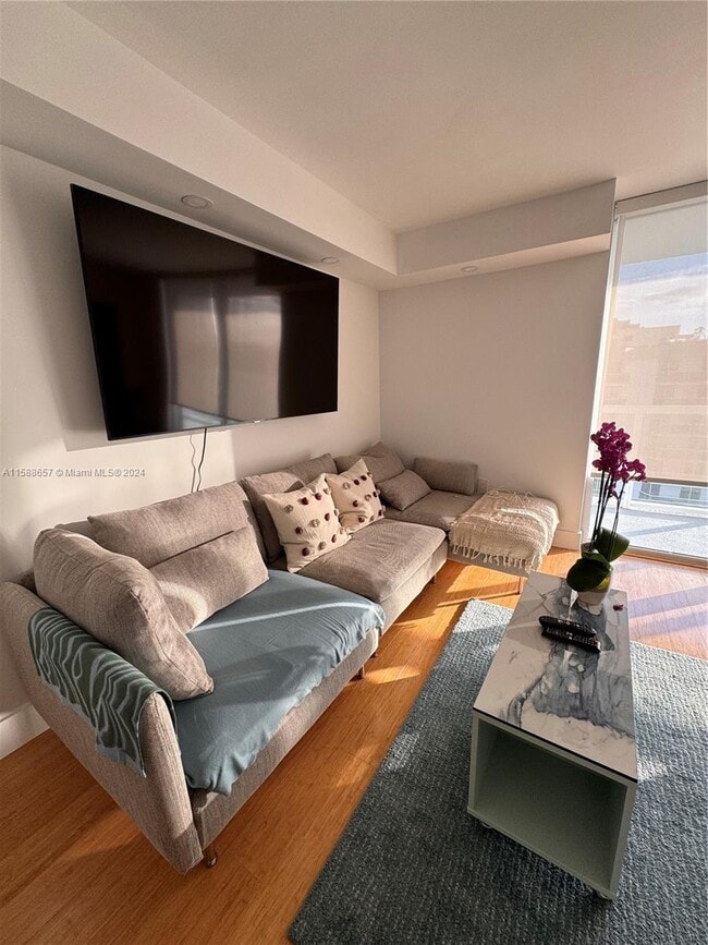 Building Photo - 2457 Collins Ave
