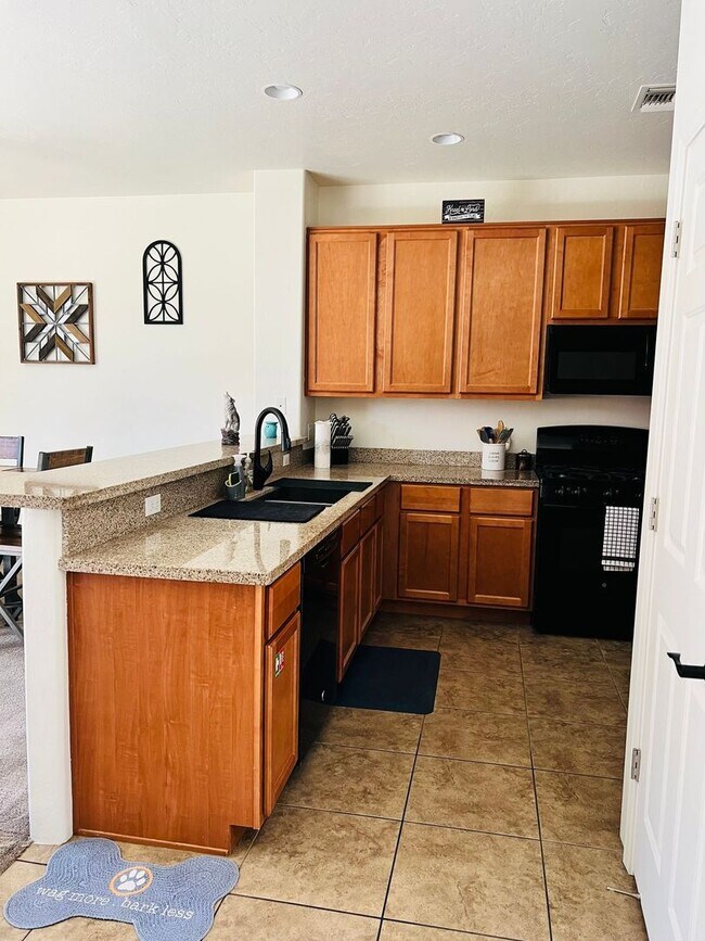 Foto del edificio - Furnished monthly rental home with all uti...