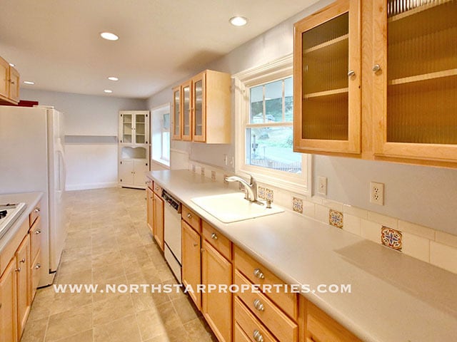 Building Photo - Great Lake Oswego Home Walking Distance to Everything