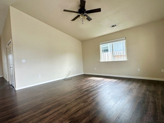 Foto del edificio - Modern 3 Bed, 2 Bath Home with Vaulted Cei...