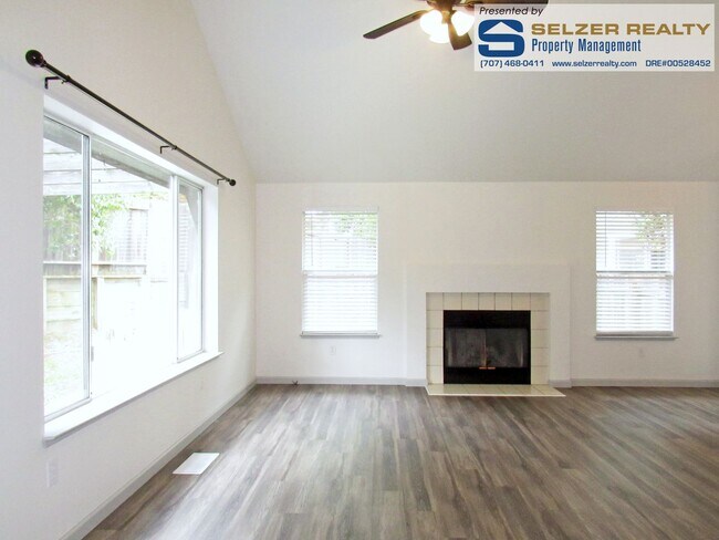 Foto del edificio - Handsome 4 bd. home near schools, parks, &...