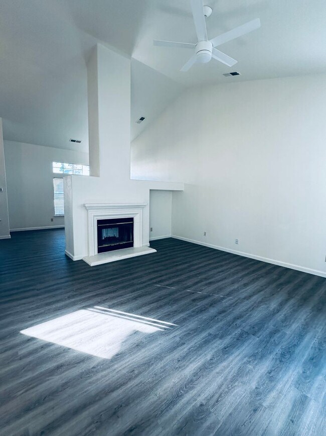 Building Photo - Elk Grove - HOUSE  FOR RENT!