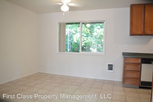 Building Photo - 3853 Lake Grove Ave