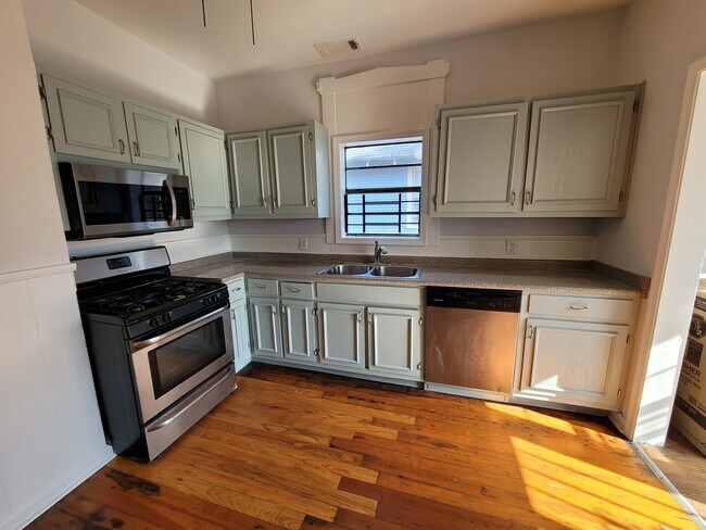 Building Photo - 1807 Nelson Ave