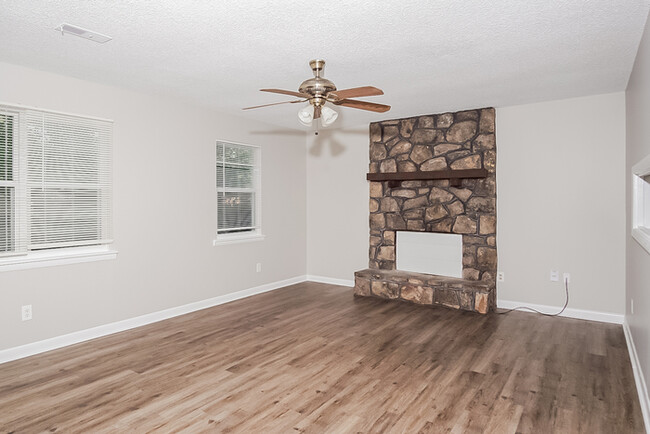 Building Photo - Adorable 3 Bedroom