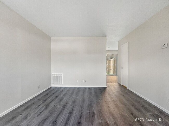 Foto del edificio - 6373 Barrie Rd