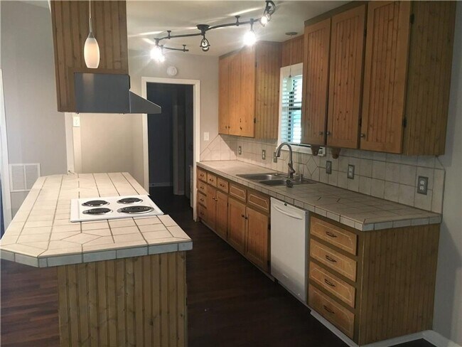 Foto del edificio - Home on Acreage Available for Lease