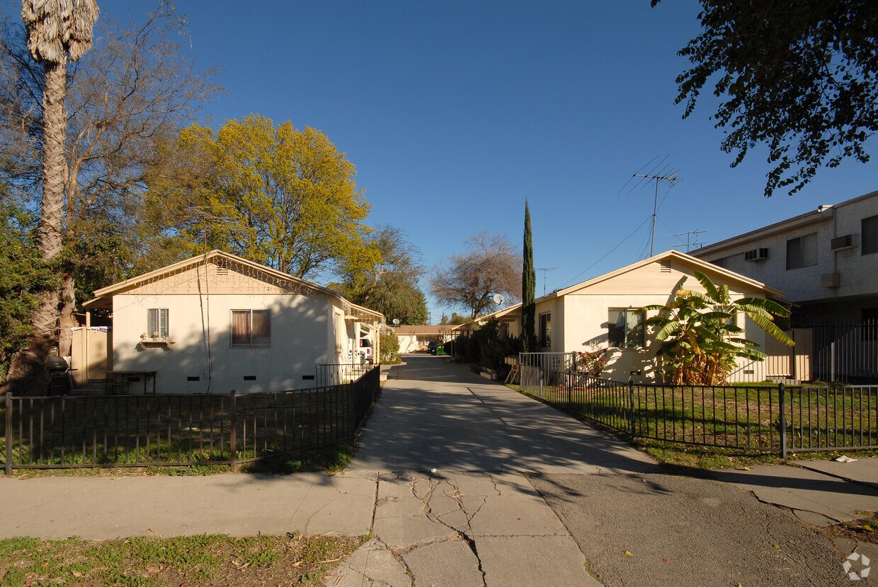 Primary Photo - 15941-15943 Victory Blvd