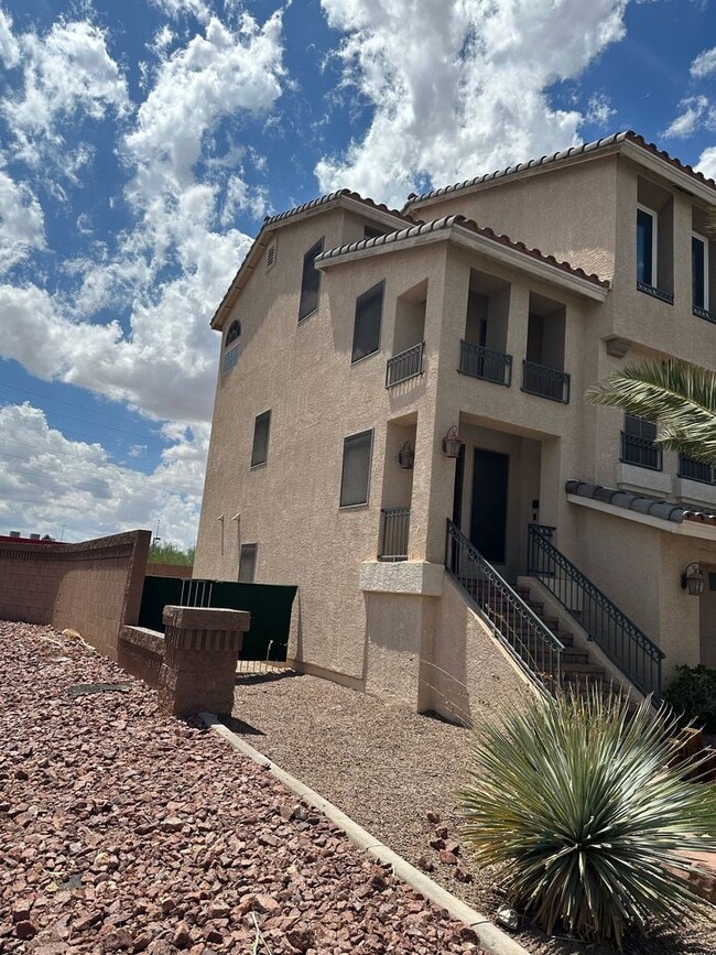 Foto del edificio - AVAILABLE NOW! Outstanding 3 Story Home!