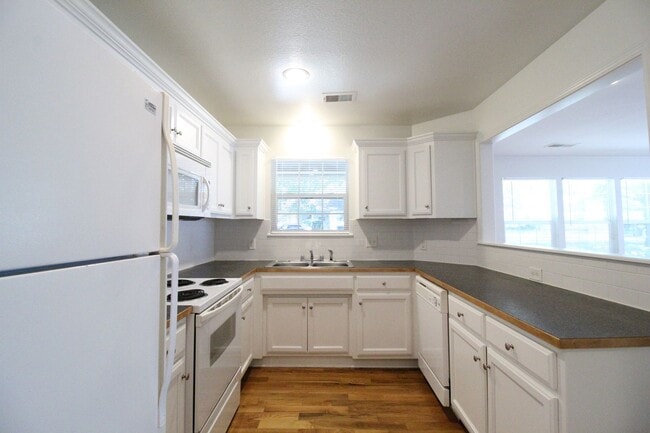 Foto del edificio - January FREE On This 1 Bedroom 1 Bath Duplex in Navy Hill Area in Olathe