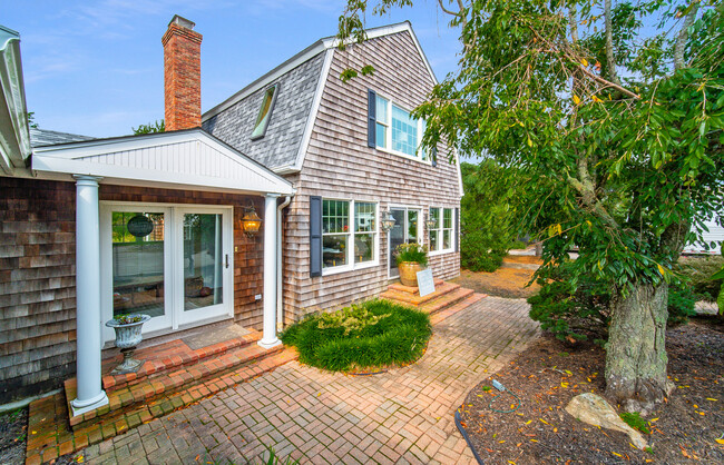 Building Photo - 558 N Roast Meat Hill Rd