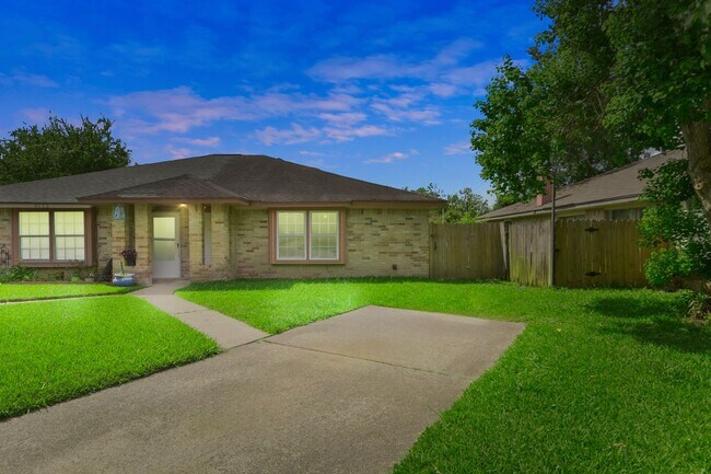 Foto del edificio - Stunning 4-Bedroom Home in Oak Rock Neighb...