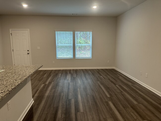 Building Photo - 271 Oakwood Dr NW