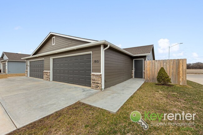 Building Photo - E 69th Ct N Duplex