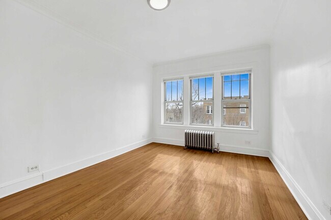 Foto del edificio - 4742 W Roscoe St