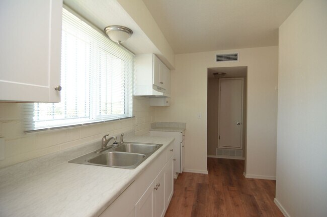 Foto del edificio - Remodeled 3 Bedroom 2 Bath Duplex! South Central Tucson Location!
