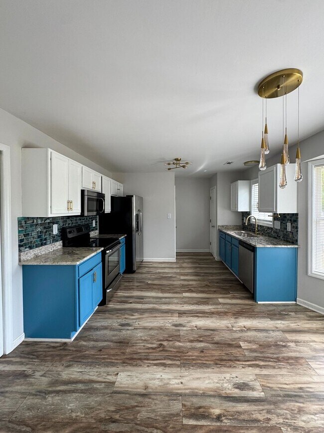Foto del edificio - Charming 3 Bed 2 Bath Home with Bonus Room