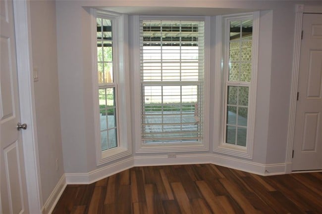 Building Photo - 9618 Emnora Ln