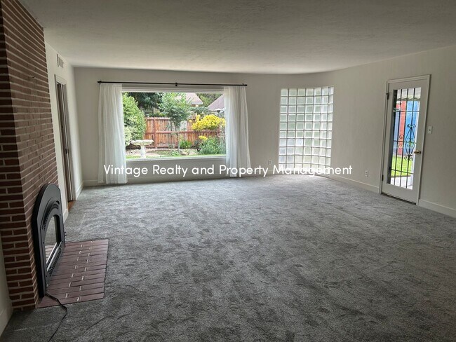 Foto del edificio - First Time On The Rental Market! Single St...