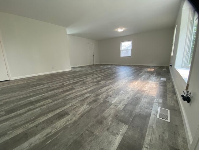 Building Photo - 6617 Azalea Dr