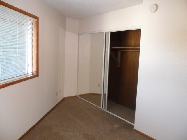 Building Photo - 303 Bradley Dr SE