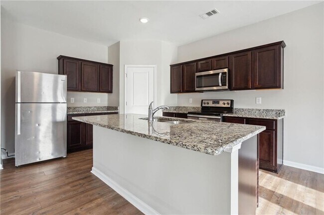 Foto del edificio - 4645 Bluffton Ct