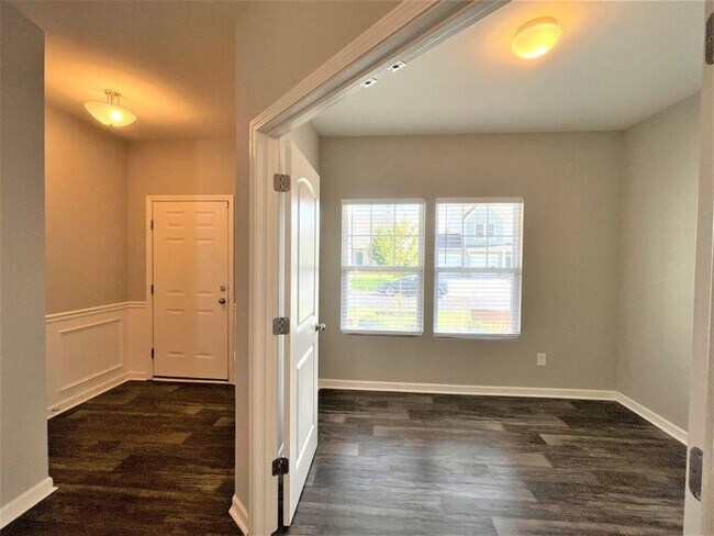Foto del edificio - Newer Home in Reedy Fork, SS Appliance, Gr...