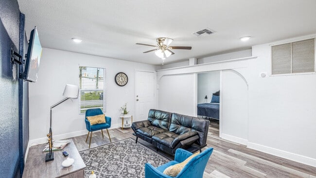 Building Photo - 1610 N Goldenrod Rd