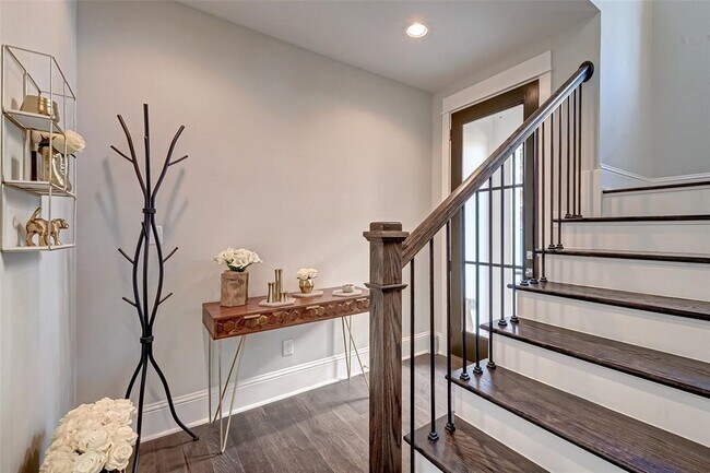 Foto del edificio - 1256 N Post Oak Rd